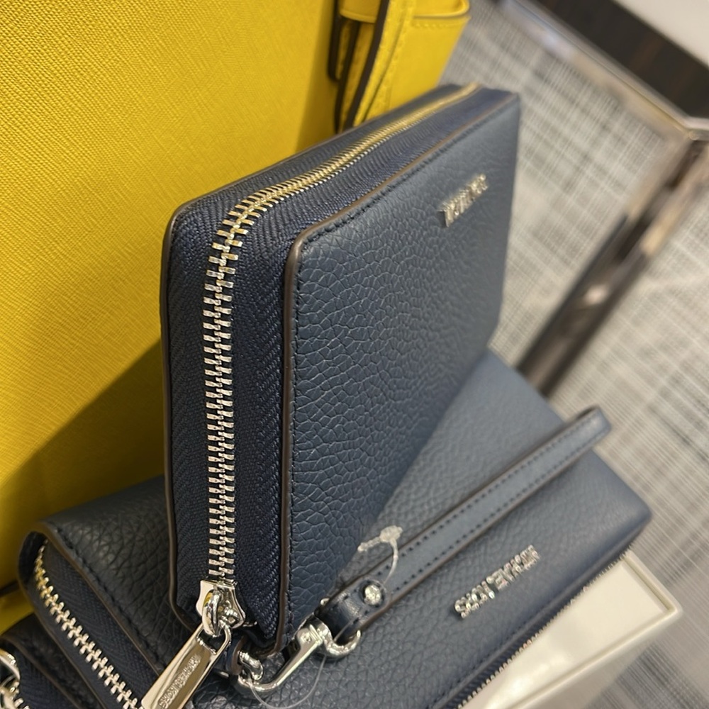 MICHAEL KORS LARGE TRAVEL CONTINENTAL WRISTLET WALLET NAVY BLUE COLOR
NWT - Picture 13 of 16